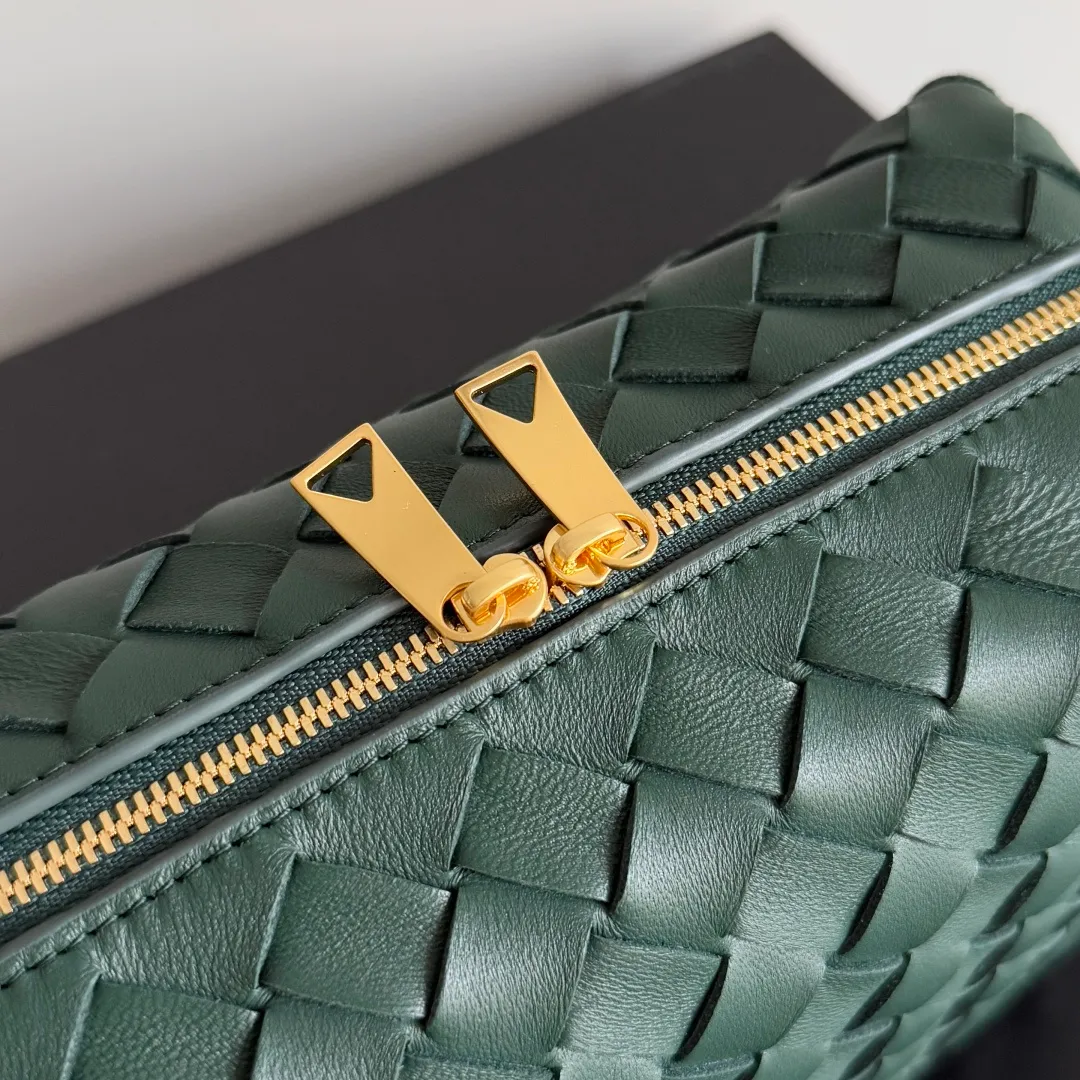 Batch 1260 𝗕𝗼𝘁𝘁𝗲𝗴𝗮 𝗩𝗲𝗻𝗲𝘁𝗮———— The latest version of the loop camera bag💥 at BV’s King of Cost-Effectiveness counter, large woven texture➕As always, ultra-high-quality lambskin, with zippers and adjustable drawstrings, it is especially suitable for the belly💫It can hold anything, and it is very light in weight, suitable for🈴️girls of all ages, size: 22*15*8cm, style number: 680255